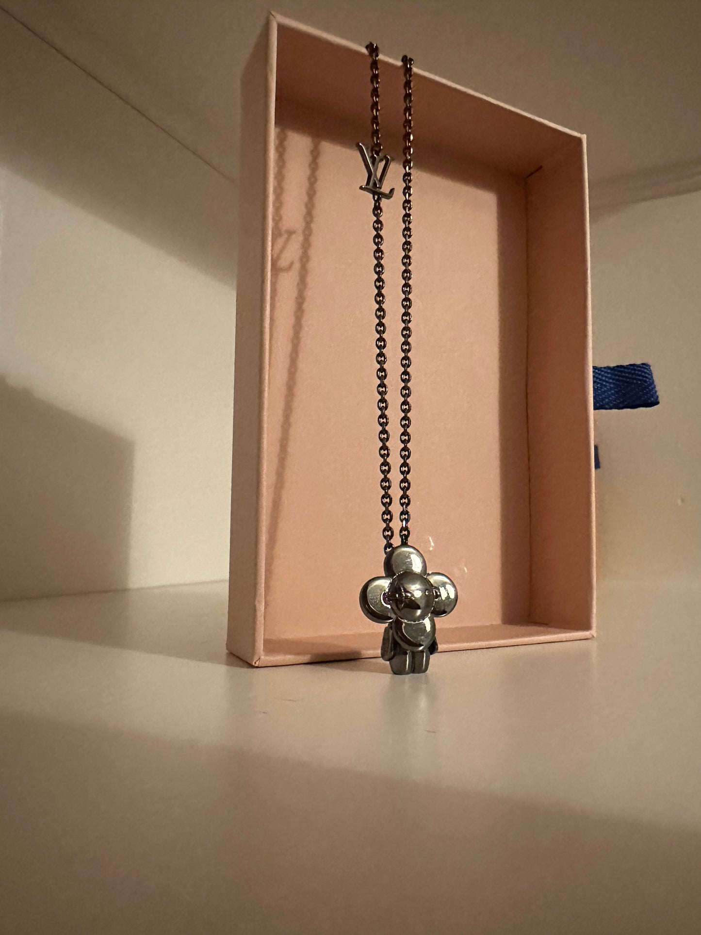 LOUIS VUITTON M00831 Vivienne Pendant(Silver)